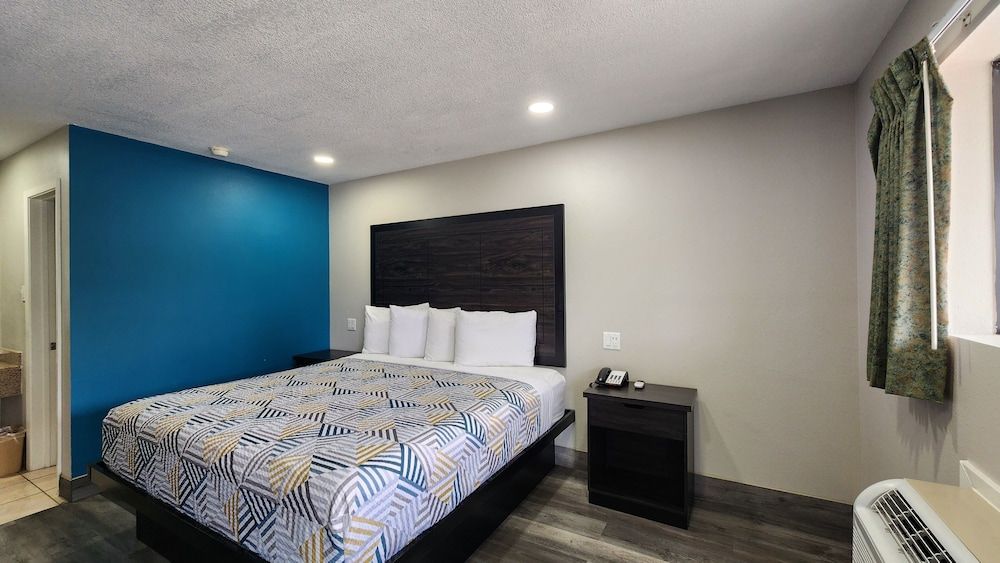 Scottish Inn & Suites Room, 1 King Bed, Non Smoking, Kitchenette 2