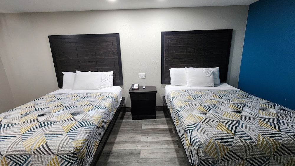 Scottish Inn & Suites Deluxe Room, 2 Queen Beds, Smoking, Kitchenette