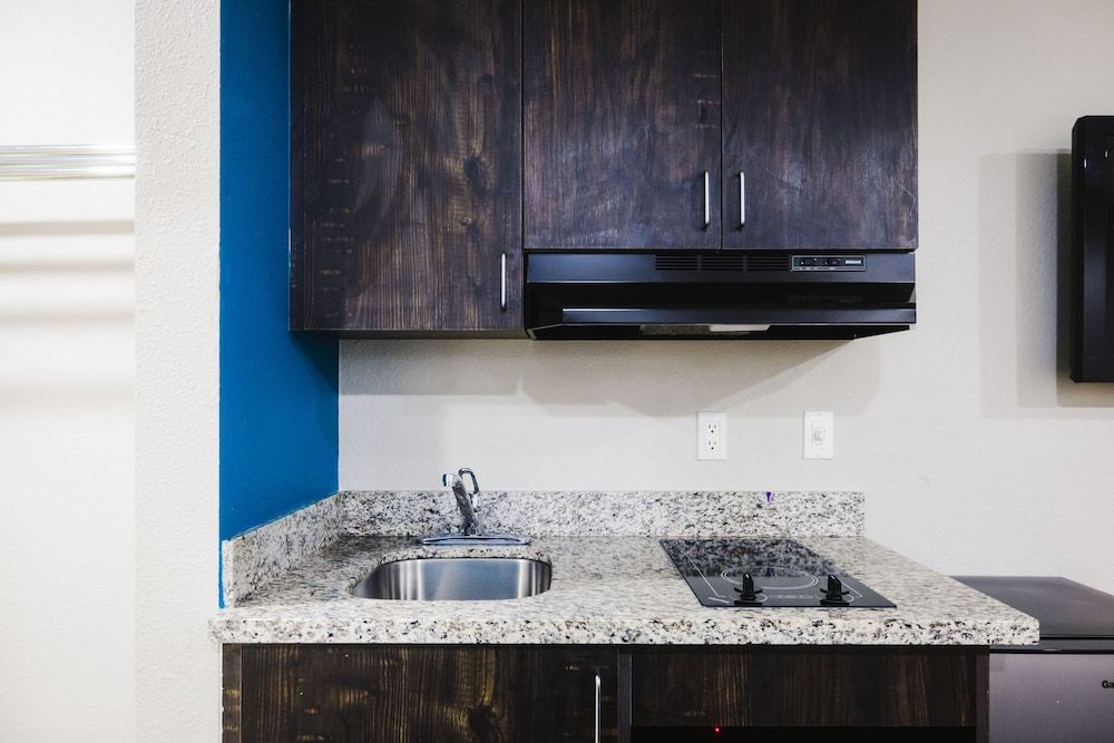 Scottish Inn & Suites Deluxe Room, 2 Queen Beds, Smoking, Kitchenette 5