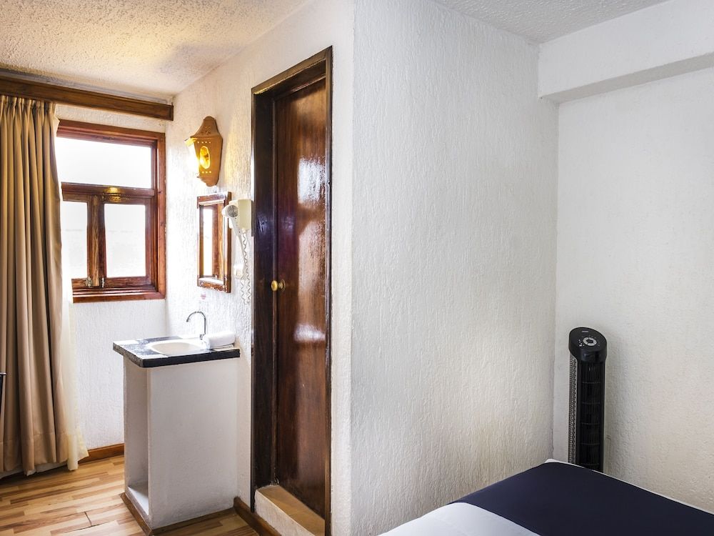 Capital O Hotel Central, Xalapa Standard Room 6