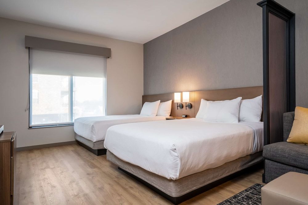 Two Queen Beds w/ Sofa Bed High Floor