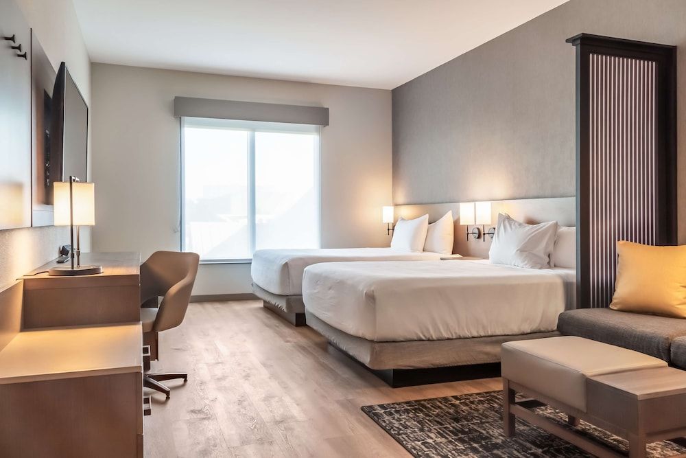 Two Queen Beds w/ Sofa Bed High Floor