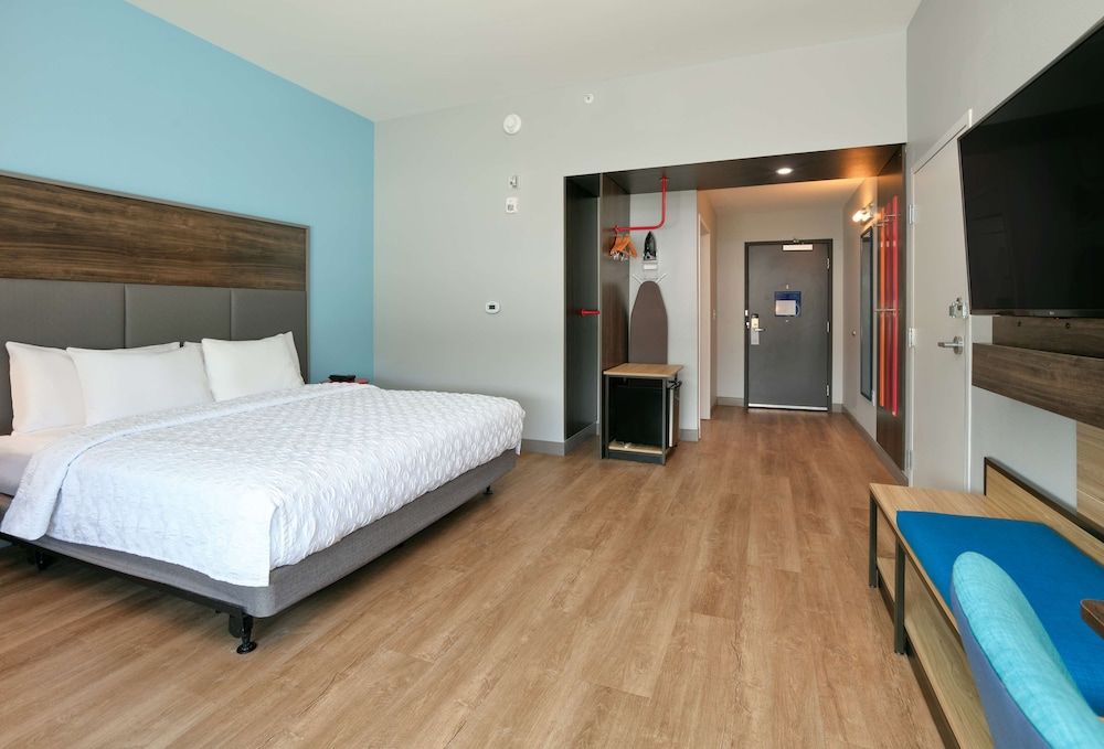 Room, 1 King Bed, Accessible (Mobility & Hearing, Roll-In Shower)