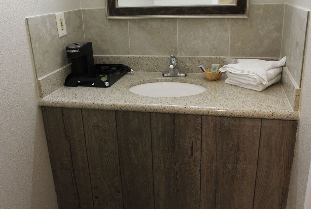 Regency Inn Room, 2 Queen Beds, Non Smoking 3