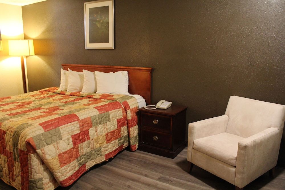 Regency Inn Room, 1 King Bed, Non Smoking 2