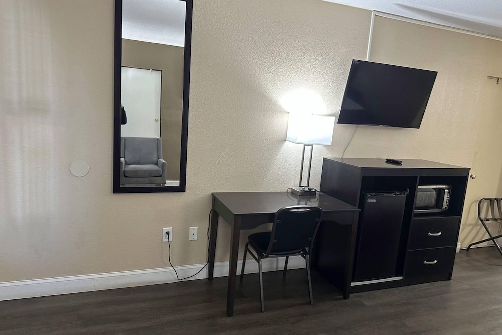 Rodeway Inn Bushnell Standard Room, 1 King Bed, Non Smoking 4