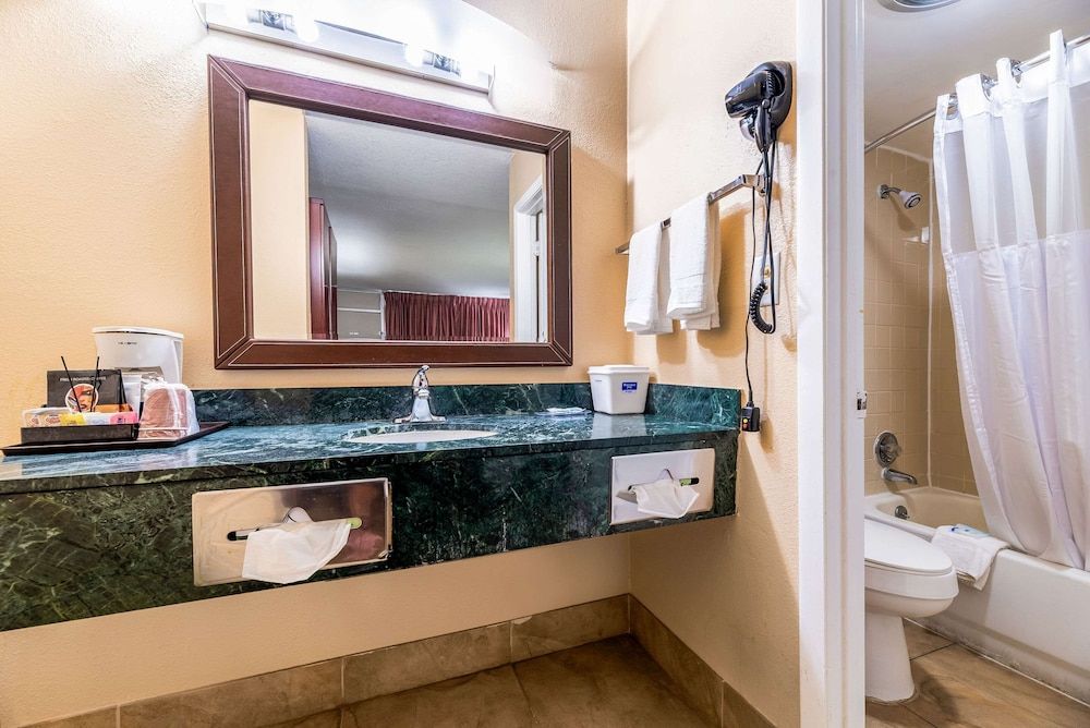 Rodeway Inn Room, 2 Double Beds, Accessible, Non Smoking 3