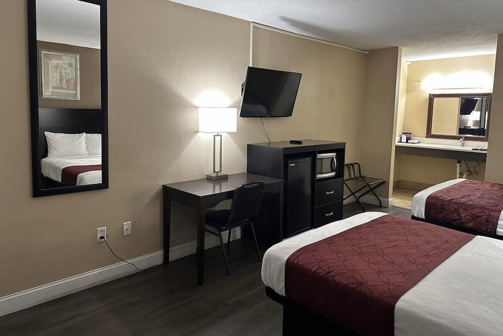 Rodeway Inn Bushnell Standard Room, 2 Double Beds, Non Smoking