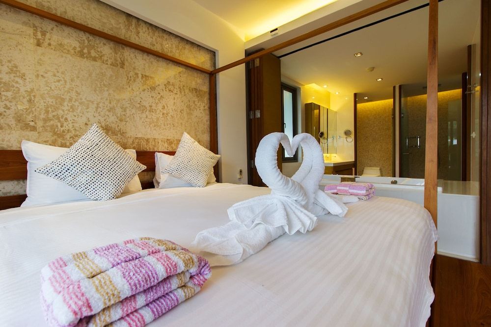 Pearl of Naithon by Alexanders Superior Apartment, 3 Bedrooms, Pool View, Beachfront 5