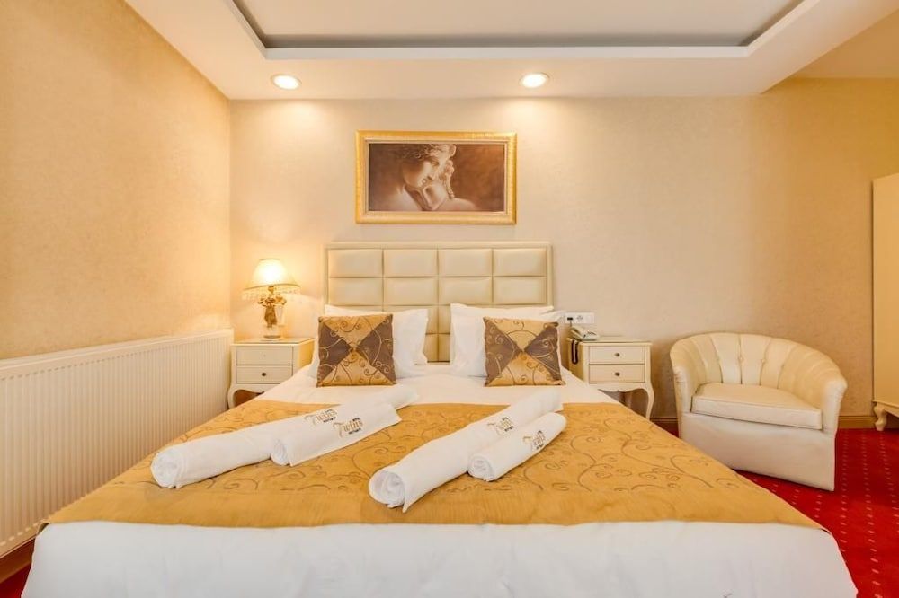 undefined Twins Hotel 3