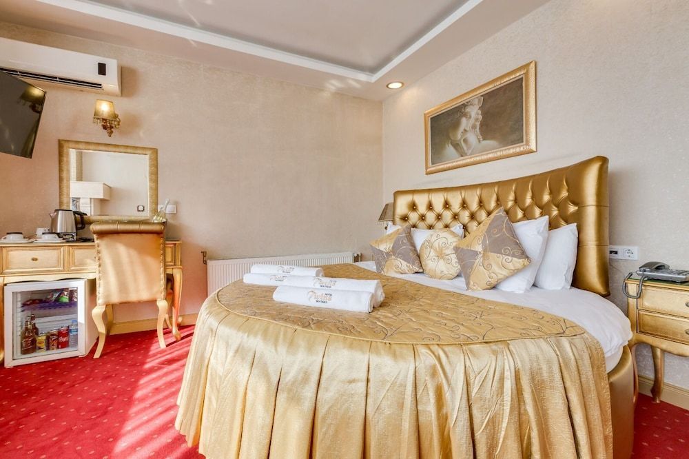 undefined Twins Hotel 10