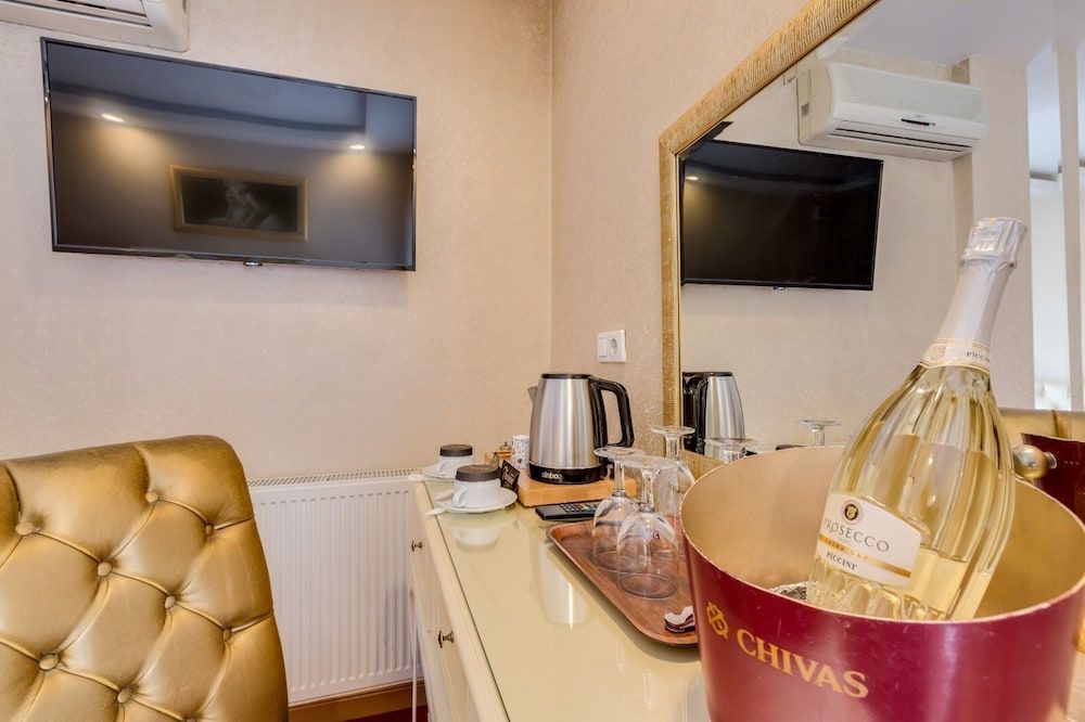 Twins Hotel Deluxe Double Room 7