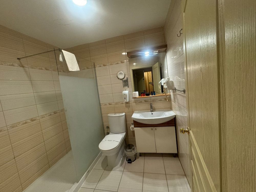 Twins Hotel Deluxe Double Room 5