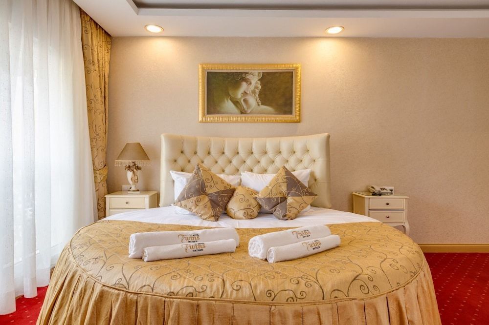 Twins Hotel Deluxe Double Room 3
