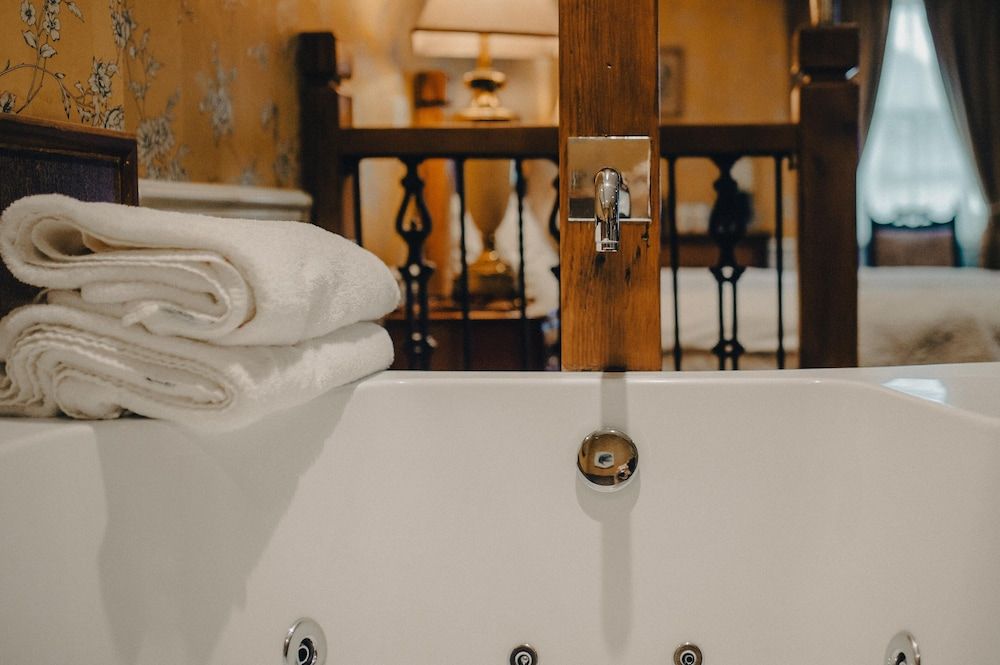 The George Hotel Deluxe Double Room 6