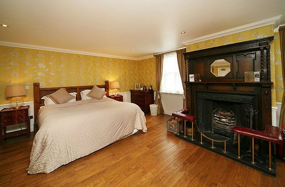 The George Hotel Deluxe Double Room