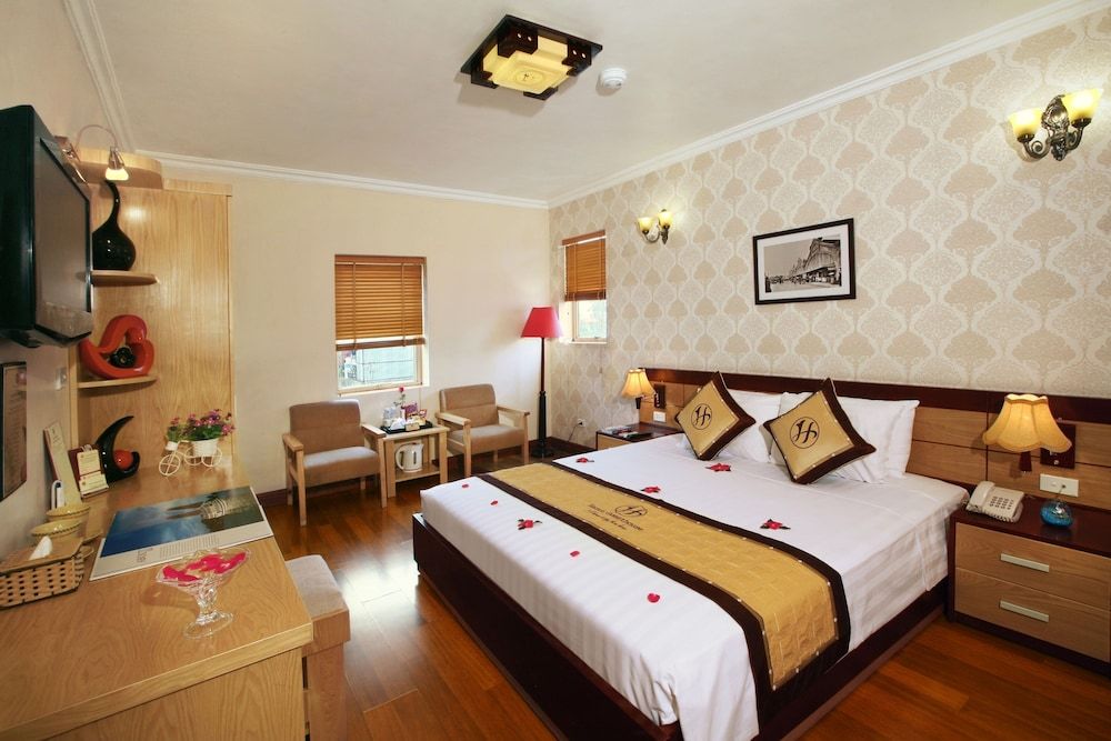 Hanoi House Hostel & Travel Deluxe Double or Twin Room 3