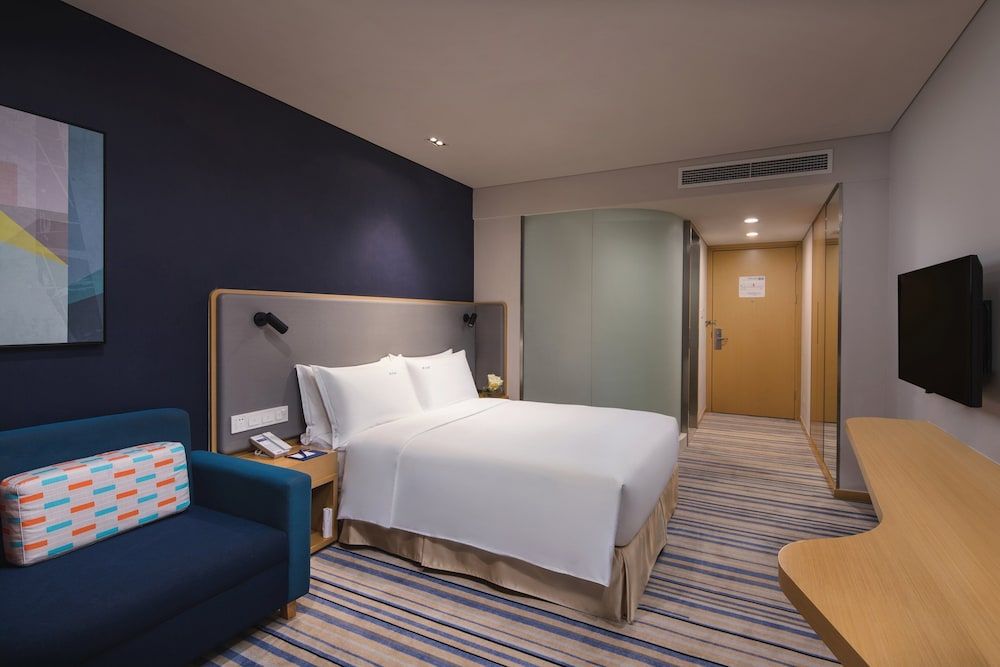 Standard Room, 1 Queen Bed, City View