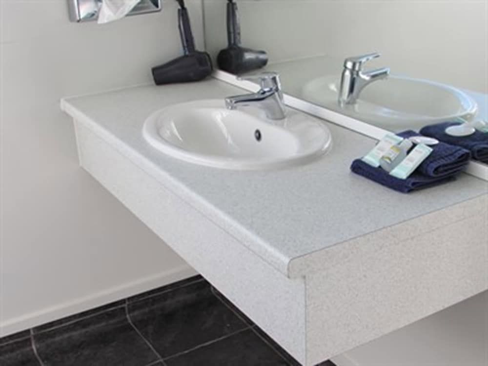 Fitzherbert Court Motel Standard Suite, 1 Bedroom, Non Smoking, Kitchen 6