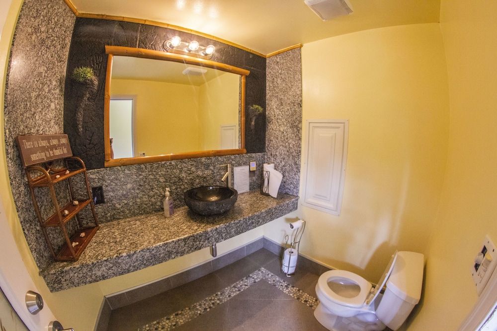 Hawaiian Sanctuary Traditional Double Room, 1 Queen Bed, Accessible, Garden View 2