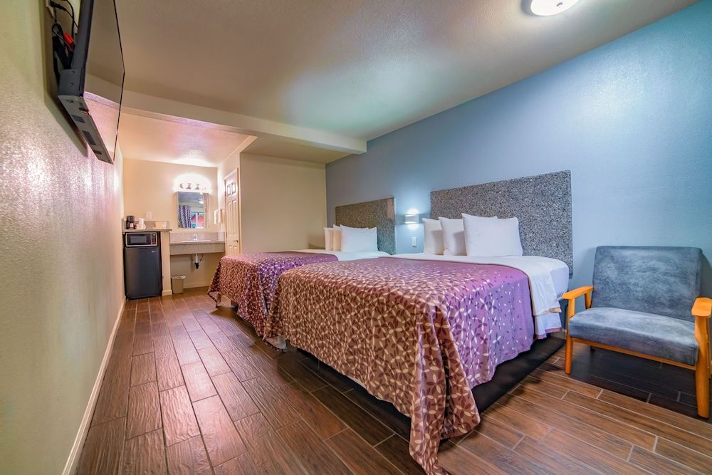 Turlock Inn Deluxe Room, 2 Queen Beds, Accessible, Non Smoking 3