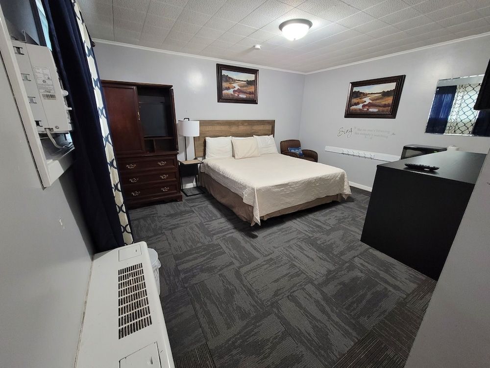 Fiesta City Motel Deluxe Room, 1 King Bed, Non Smoking 3