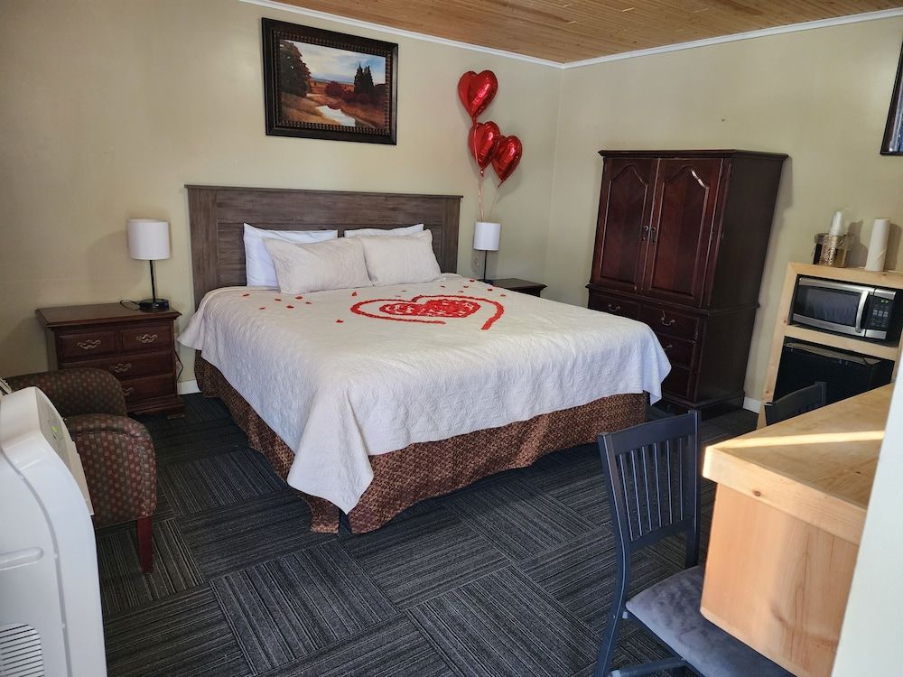 Fiesta City Motel Deluxe Room, 1 King Bed, Non Smoking 16