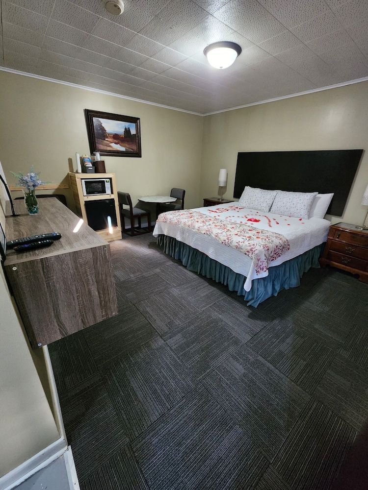 Fiesta City Motel Deluxe Room, 1 King Bed, Non Smoking 19