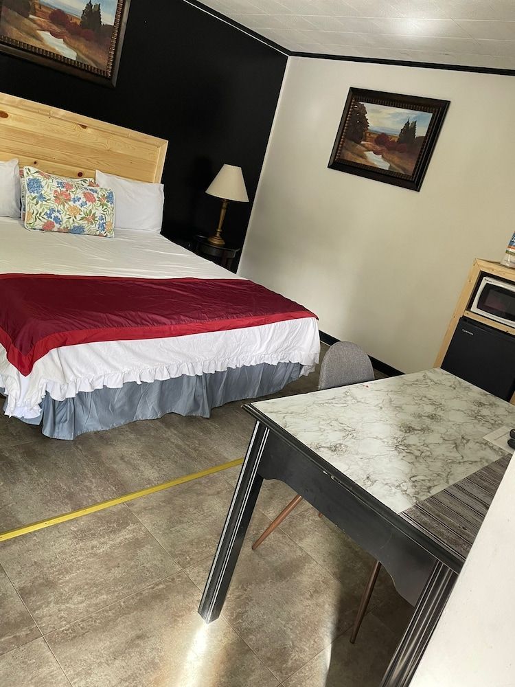 Fiesta City Motel Deluxe Room, 1 King Bed, Non Smoking 6