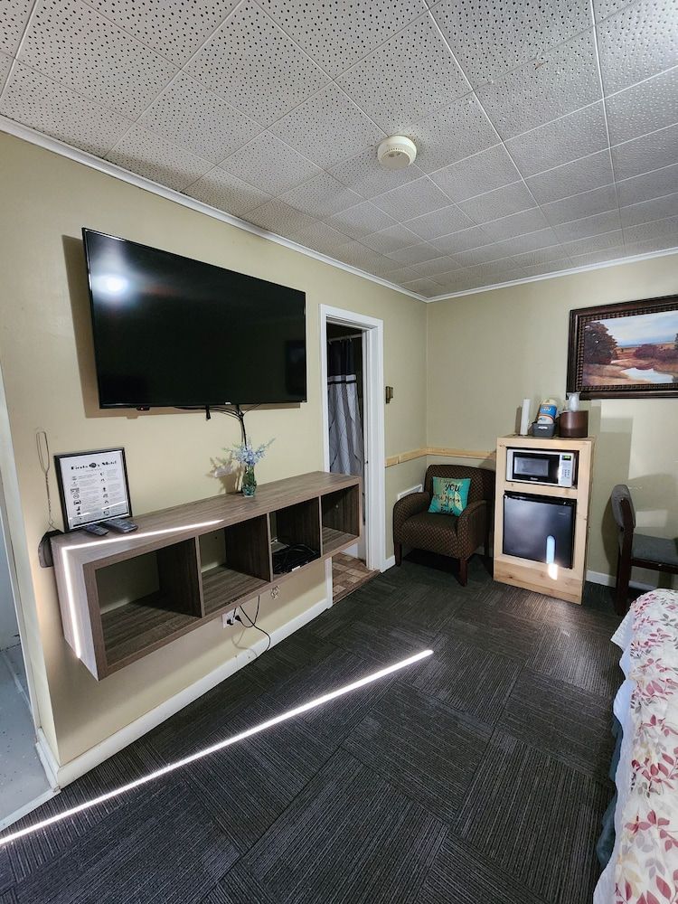 Fiesta City Motel Deluxe Room, 1 King Bed, Non Smoking 26