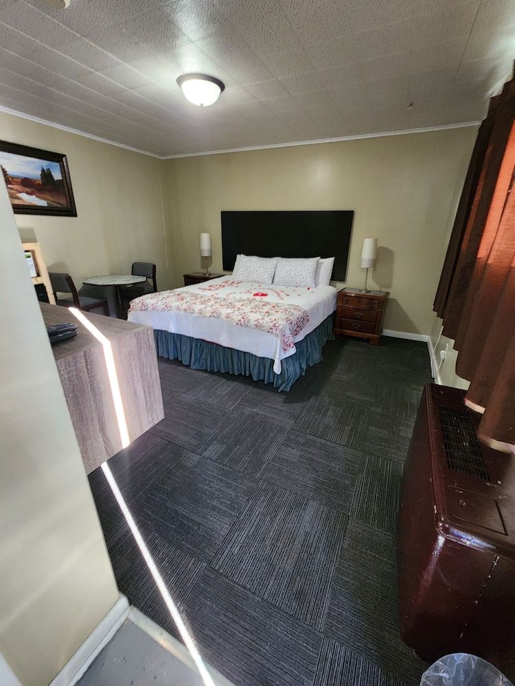 Fiesta City Motel Deluxe Room, 1 King Bed, Non Smoking 21