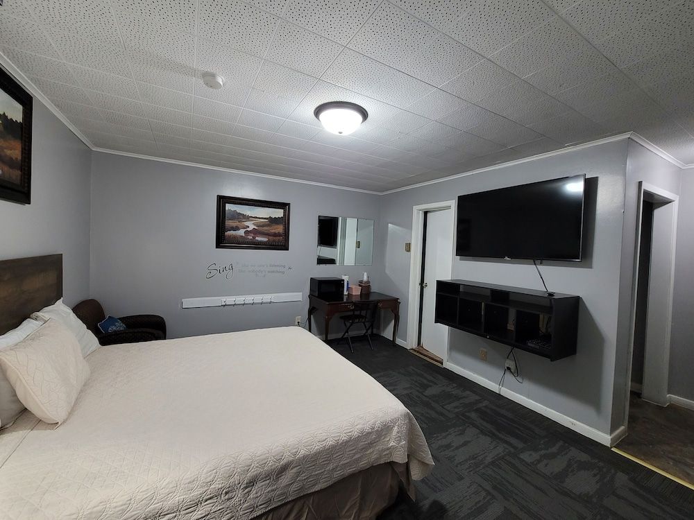 Fiesta City Motel Deluxe Room, 1 King Bed, Non Smoking 24