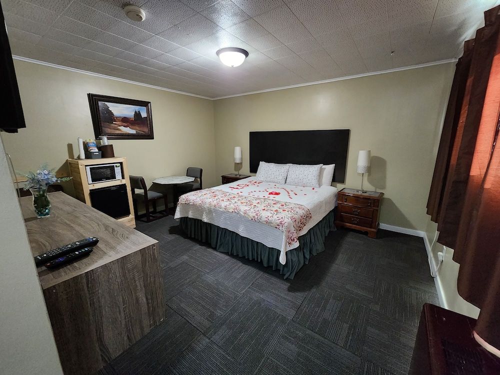 Fiesta City Motel Deluxe Room, 1 King Bed, Non Smoking 14