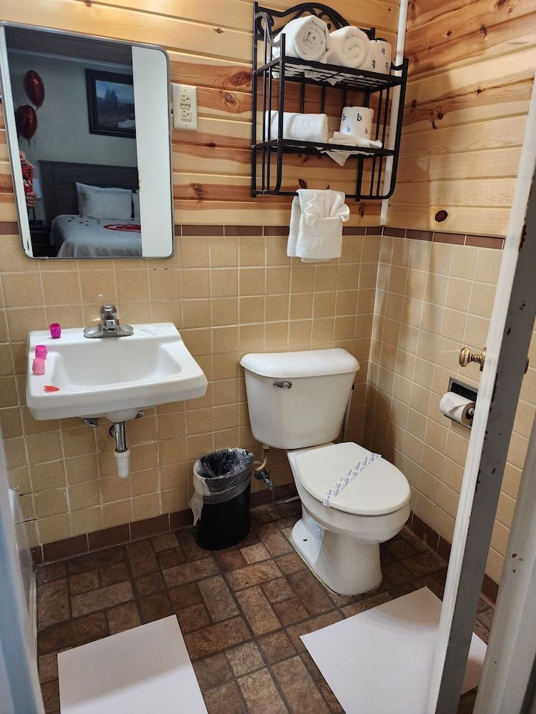 Fiesta City Motel Deluxe Room, 1 King Bed, Non Smoking 23