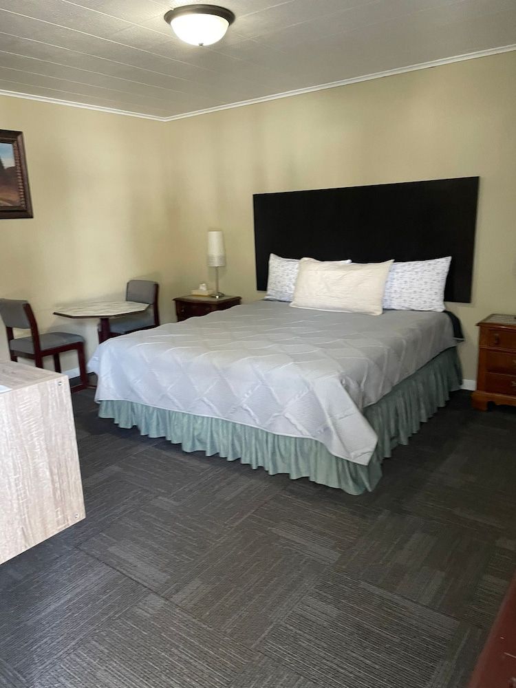 Fiesta City Motel Deluxe Room, 1 King Bed, Non Smoking 9