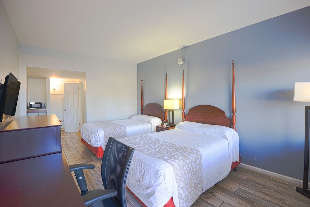 Sunrise Inn by OYO Titusville FL Room, 2 Double Beds, Non Smoking, Kitchenette 5