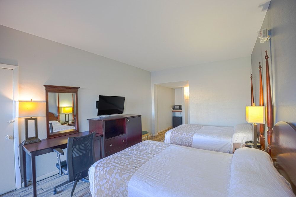 Sunrise Inn by OYO Titusville FL Room, 2 Double Beds, Non Smoking, Kitchenette 3