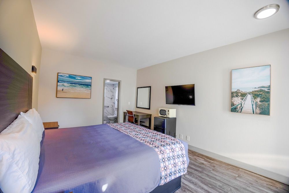 Sunrise Inn by OYO Titusville FL Room, 1 King Bed, Non Smoking 5