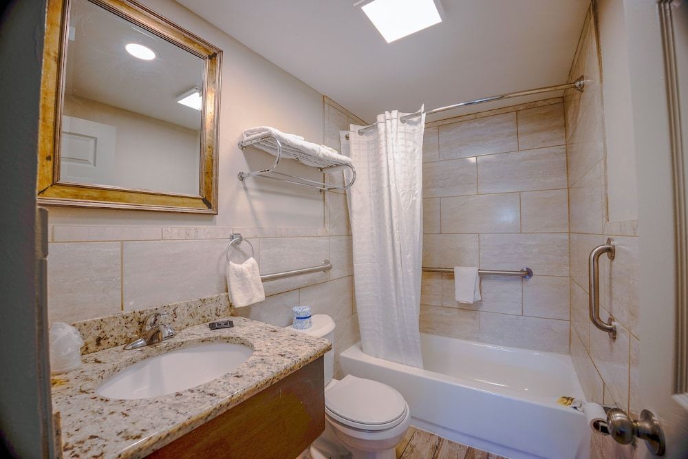 Sunrise Inn by OYO Titusville FL Room, 1 King Bed, Non Smoking 11