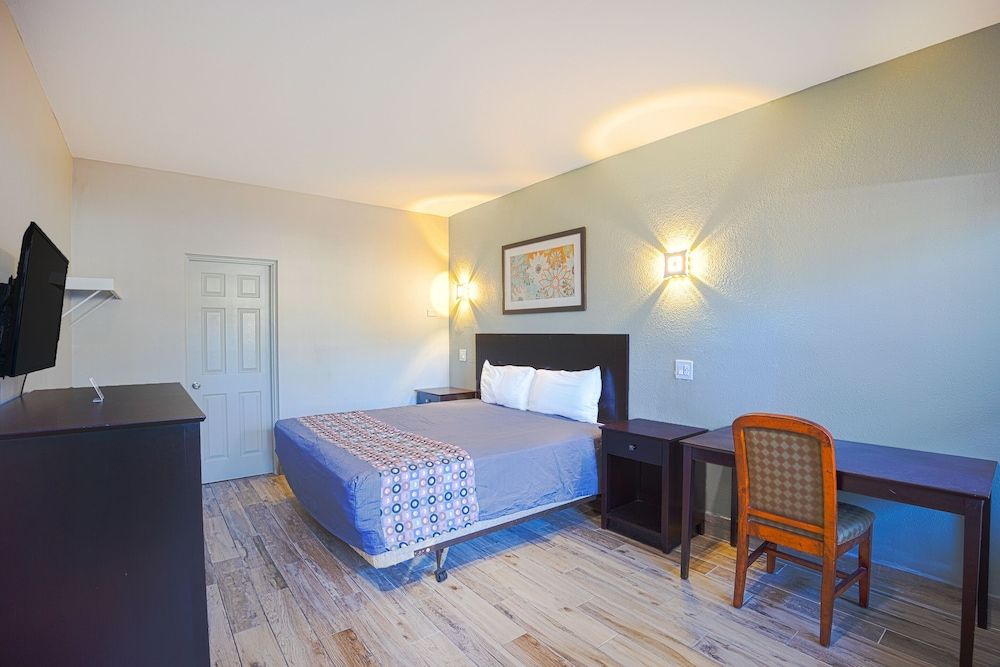 Sunrise Inn by OYO Titusville FL Room, 1 King Bed, Non Smoking 2