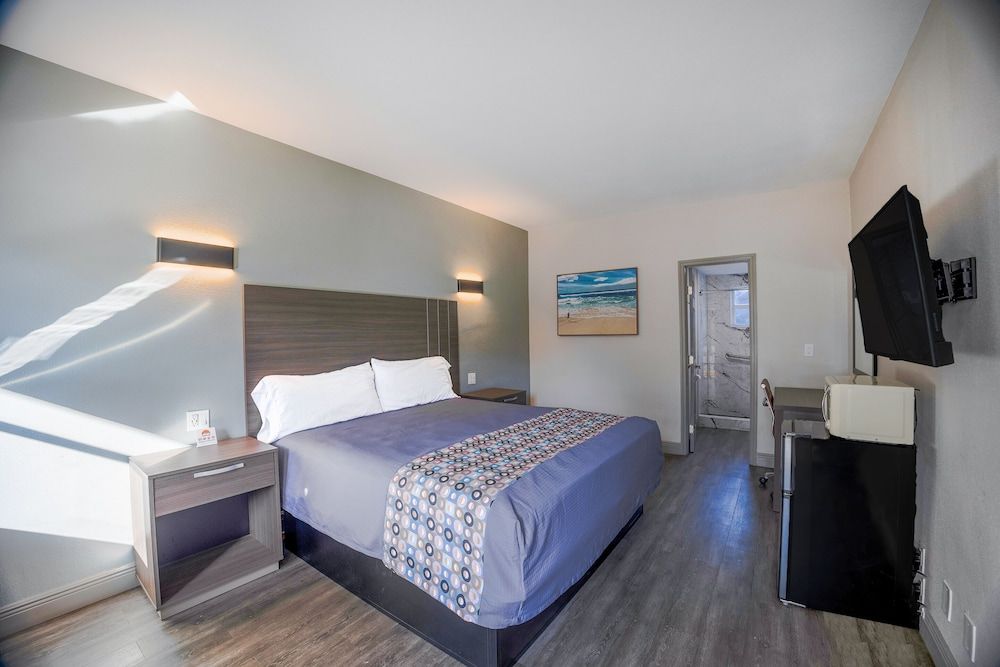 Sunrise Inn by OYO Titusville FL Room, 1 King Bed, Non Smoking 8