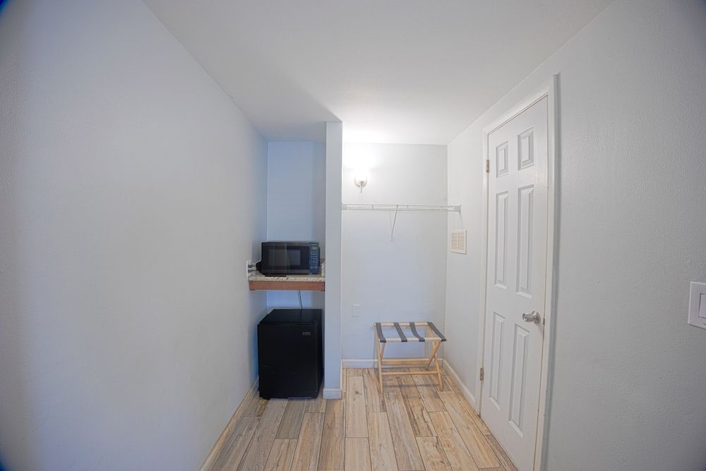 Sunrise Inn by OYO Titusville FL Room, 2 Double Beds, Non Smoking, Kitchenette 9