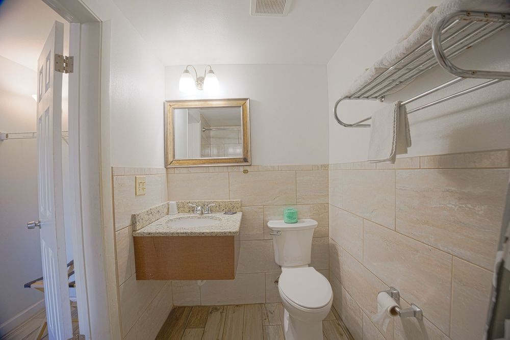 Sunrise Inn by OYO Titusville FL Room, 1 King Bed, Non Smoking 10