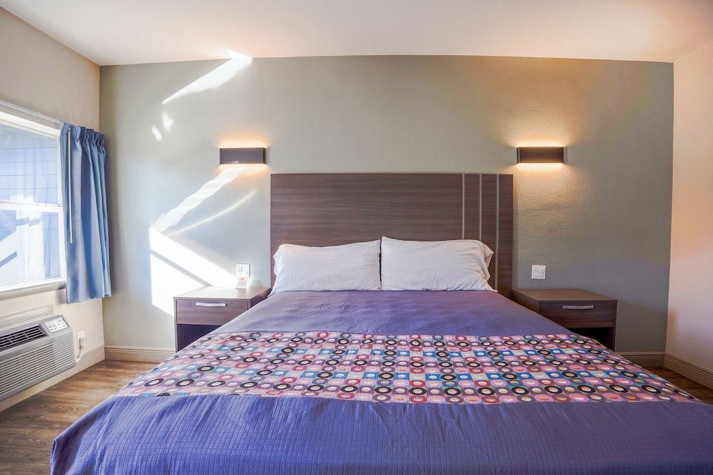 Sunrise Inn by OYO Titusville FL Room, 1 King Bed, Non Smoking