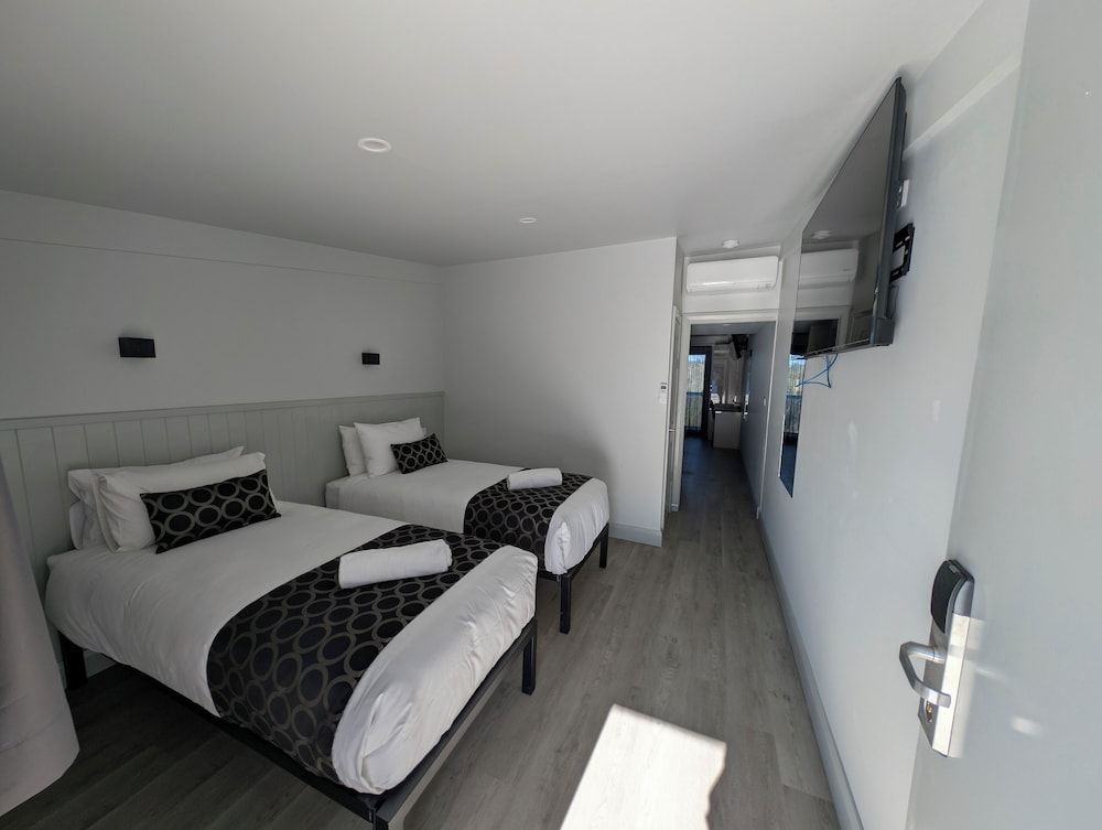 Cooma High Country Motel Executive Twin Room 4