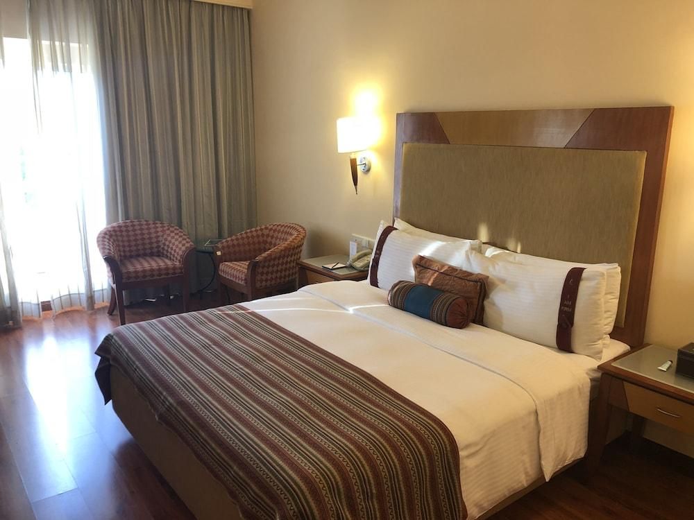 Premier Double Room with Pool View - Free WiFi