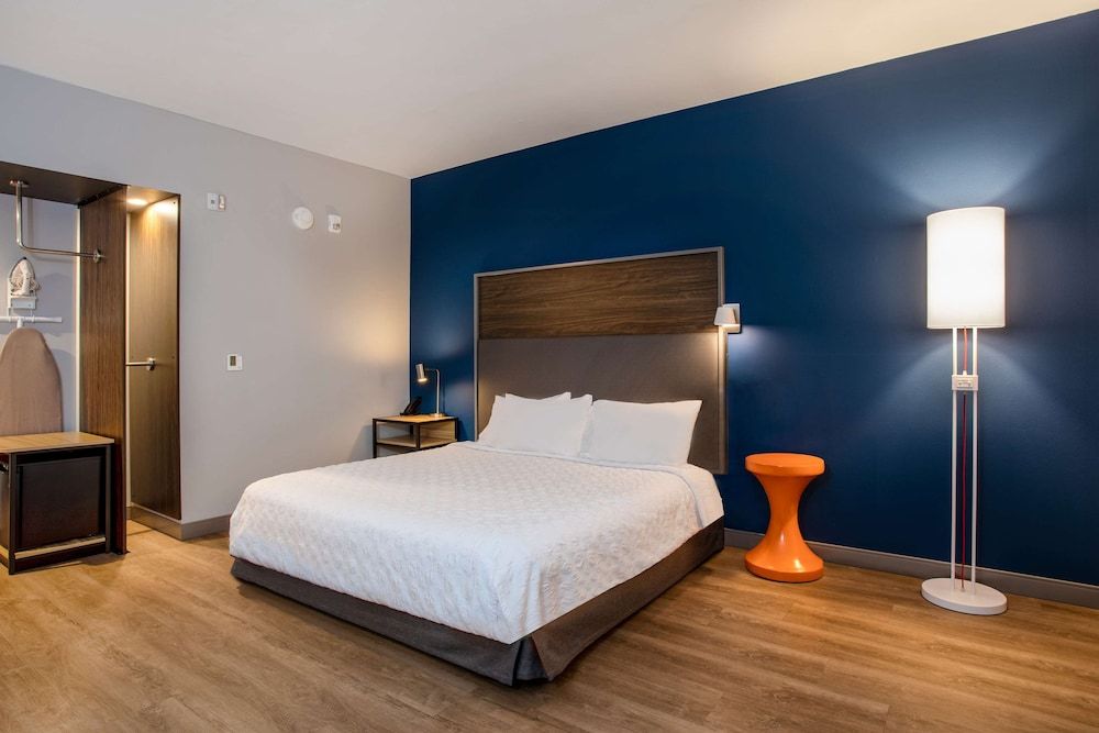Room, 1 King Bed, Accessible (Roll-In Shower)