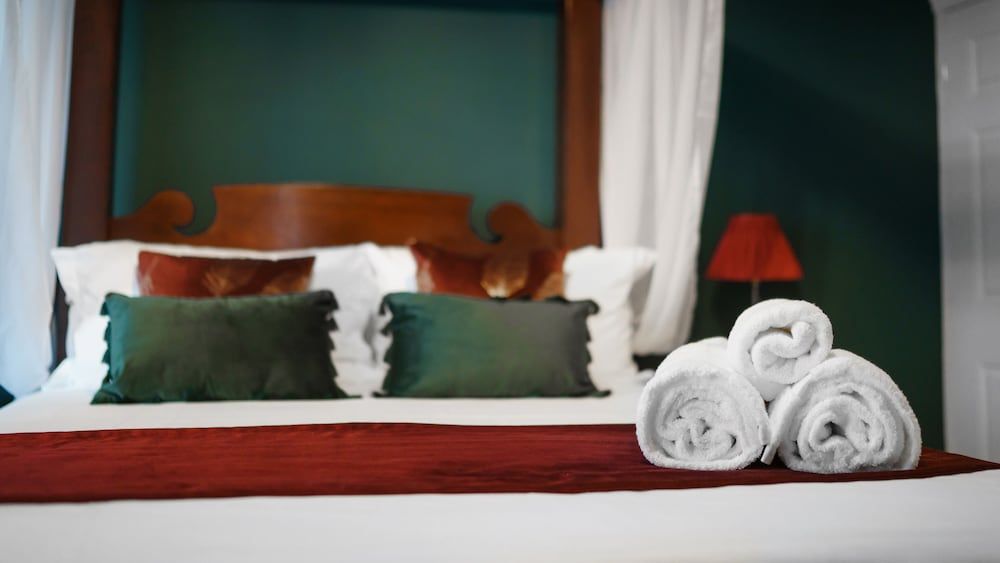 The Limes Double Room (Four Poster Bed) 7