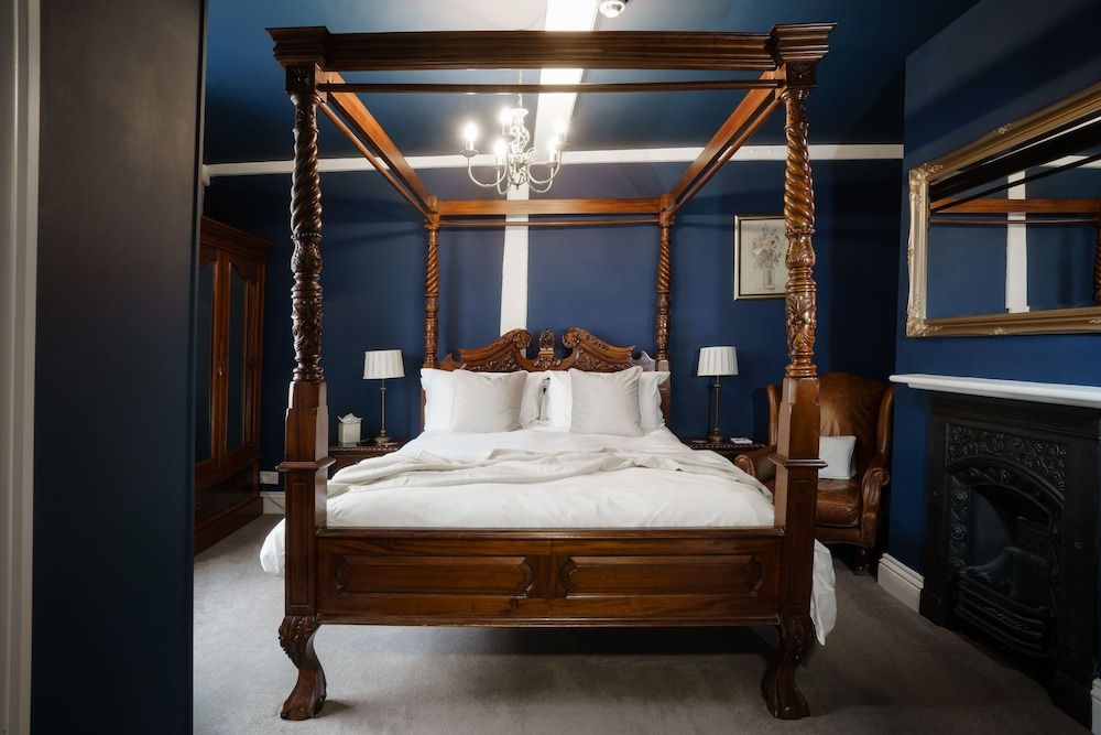 The Limes Double Room (Four Poster Bed) 11