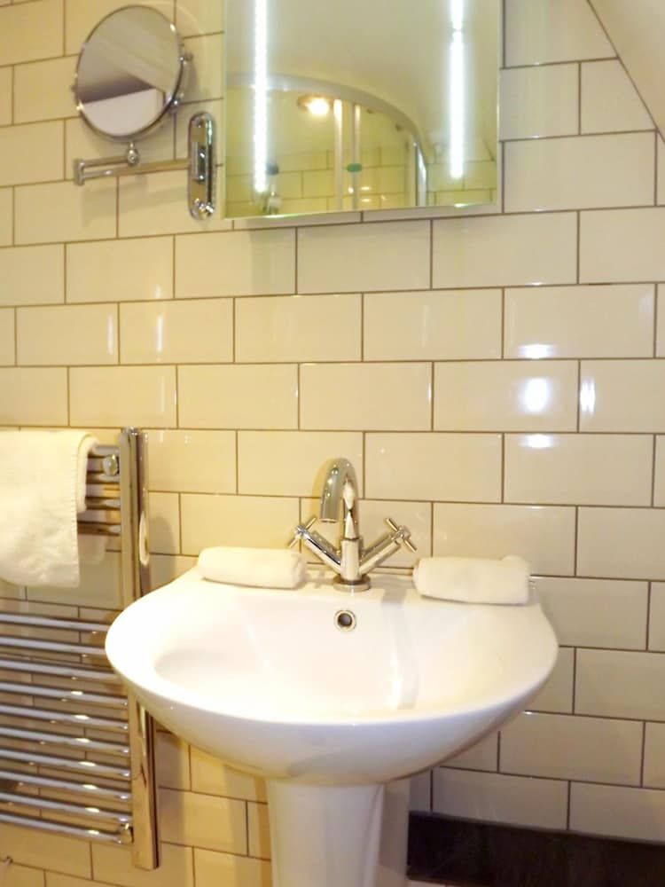 The Limes Deluxe Twin Room 8